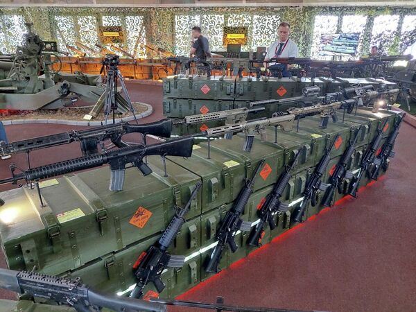 تسلیحات اسیر شده در نمایشگاه  مربوط به همایش بین المللی فناوری-نظامی &quot;ارمیا ۲۰۲۳&quot; در مرکز نمایشگاهی پاتریوت - اسپوتنیک ایران  