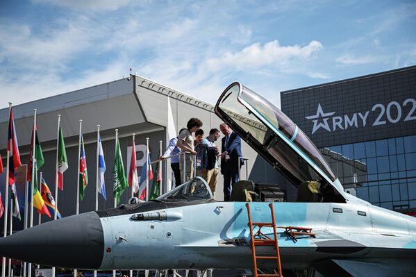 بازدیدکنندگان در نزدیکی جت جنگنده MiG-35 در نمایشگاه بین المللی آرمیا 2023 در مرکز نمایشگاهی پاتریوت - اسپوتنیک ایران  