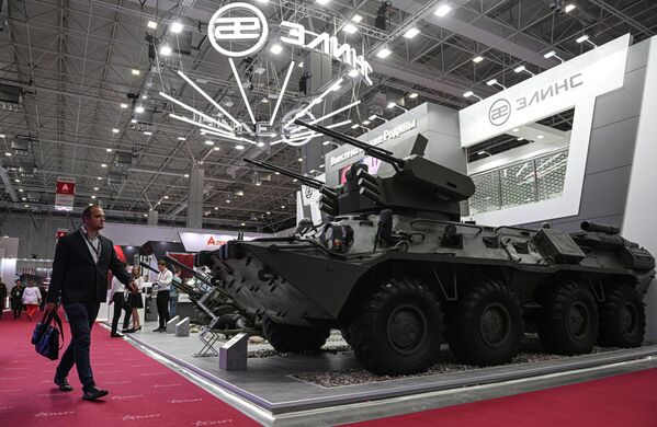 سیستم توپخانه ضد هوایی جدید ZAK-23E مبتنی بر نفربر زرهی BTR-82A مجهز به یک ماژول با دو توپ ضد هوایی 2A7M 23 میلی متری در نمایشگاه بین المللی "ARMY-2023" در مرکز نمایشگاهی "پاتریوت" - اسپوتنیک ایران  