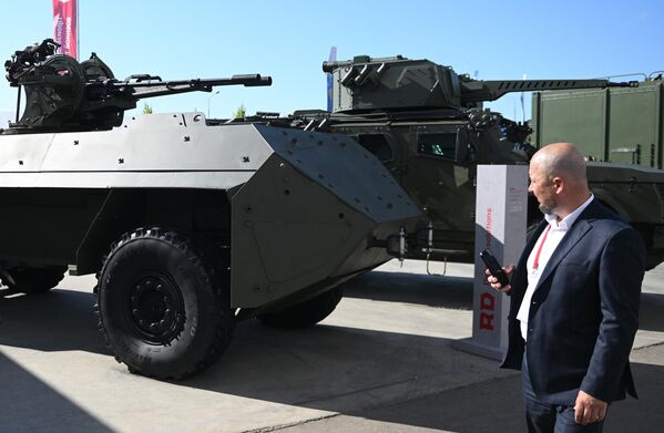 خودرو بدون سرنشین "Chisel" از JSC "Remdiesel" در نمایشگاه بین المللی "ARMY-2023" در مرکز نمایشگاهی "پاتریوت" - اسپوتنیک ایران  
