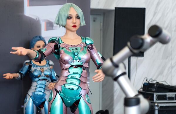 روبات ها در یکی از غرفه های کنفرانس جهانی رباتیک 2023 در پکن. - اسپوتنیک ایران  