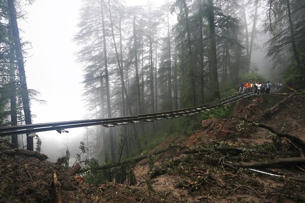 قسمتی از بقایای راه‌آهن شیملا- کالکا که در پی بارش شدید باران در منطقه شیملا، ایالت هیماچال پرادش، هند از بین رفت. - اسپوتنیک ایران  