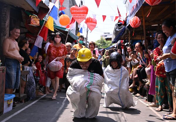 تاپ شات - مردم در یک مسابقه کیسه پوشی در جریان جشن هفتاد و هشتمین روز استقلال اندونزی در جاکارتا شرکت می کنند. - اسپوتنیک ایران  
