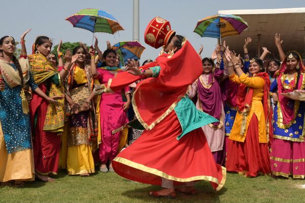 دختران مدرسه یک رقص محلی پنجابی &quot;Giddha&quot; را برای جشن های روز استقلال هند در امریتسار اجرا می کنند. - اسپوتنیک ایران  