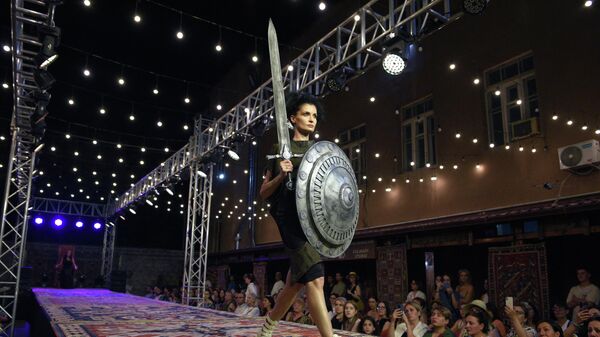 Модель представляет творение, вдохновленное традиционной армянской культурой, во время показа мод в Ереване - اسپوتنیک ایران  