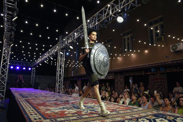 یک مدل خلاقیتی را با الهام از فرهنگ سنتی ارمنی در یک نمایش مد در ایروان ارائه می دهد. - اسپوتنیک ایران  