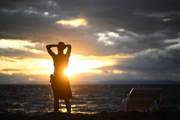دختری نظاره گر غروب خورشید در روستای تورکا در بوریاتیا واقع در حاشیه بایکال. - اسپوتنیک ایران  