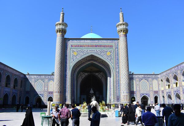  مسجد گوهرشاد که در مجاورت حرم مطهر امام رضا (ع) ساخته شده در دوران تیموری است. عکس در حالی گرفته شده است که روبه روی ایوان مقصوره و گنبد و مناره ها قرار گرفته است. در طول قرن‌ها، این مسجد تحت بازسازی‌های متعددی قرار گرفته است که توسط حاکمان مختلف انجام شده است. آخرین مجموعه مرمت‌های مساجد در دهه‌های 1960 و 70 رخ داد که در زمان سلطنت پهلوی، پوسته بیرونی گنبدها به همراه ایوان‌های شرقی و غربی برچیده شد و از آهن و بتن بازسازی شد. کتیبه ها و معرق کاری های مختلف در سراسر مسجد نیز در آن دوره جایگزین شد. - اسپوتنیک ایران  