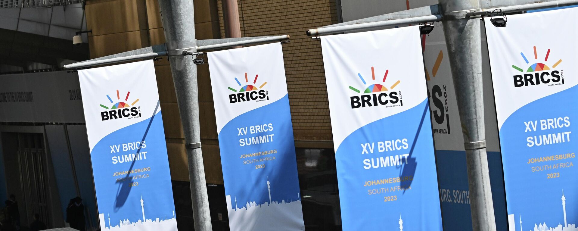 Баннеры с символикой XV саммита БРИКС у конференц-центра Sandton Convention Centre в Йоханнесбурге - اسپوتنیک ایران  , 1920, 23.08.2023
