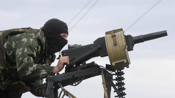 Украинский солдат стреляет из гранатомета АГС-17, Украина - اسپوتنیک ایران  