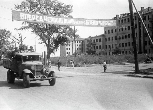 جنگ بزرگ میهنی سالهای  1941-1945. آزادسازی شهر خارکف در جریان عملیات تهاجمی استراتژیک بلگورود-خارکوف &quot;رومیانتسف&quot;. نیروهای شوروی در حال عبور از جاده های خارکف آزاد شده هستند. - اسپوتنیک ایران  