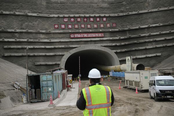  کانتینرهایی که به بندر می‌رسند از طریق یک تونل ۱.۸ کیلومتری که در زیر بزرگراه پان آمریکایی و بخشی از منطقه چانکای ساخته شده است، تخلیه و به یک منطقه لجستیک ارسال می‌شوند. - اسپوتنیک ایران  