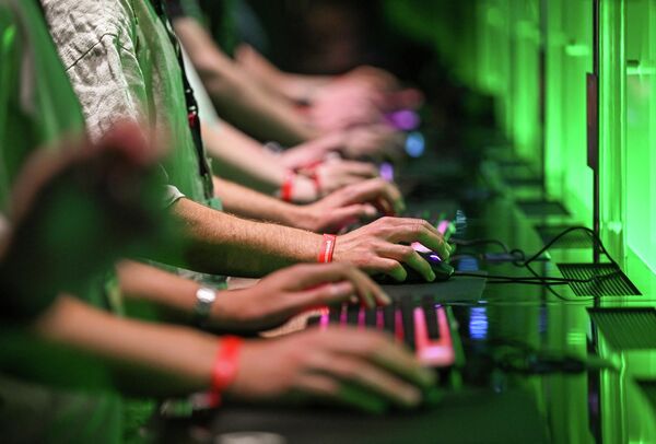 بازی «استالکر2».گیمز کام که در شهر کلن واقع شده است، نمایشگاه بزرگ تجاری اروپا برای بازی های رایانه ای و ویدیویی و یکی از مهم ترین رویدادها در صنعت بازی و دنیای دیجیتال است. این نمایشگاه به طور مداوم در حال تکامل است و استانداردهایی را برای کیفیت بازی و تجربه کاربری با سازماندهی یک جامعه آنلاین قوی و فعال گیم‌کام تنظیم می‌کند. - اسپوتنیک ایران  