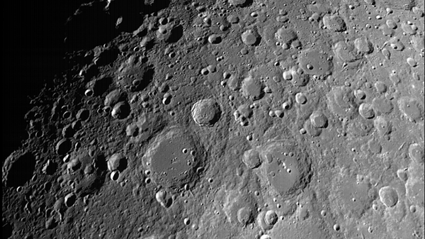 Фотография поверхности Луны, сделанные аппаратом Чандраян-2 с высоты примерно 4375 километров - اسپوتنیک ایران  