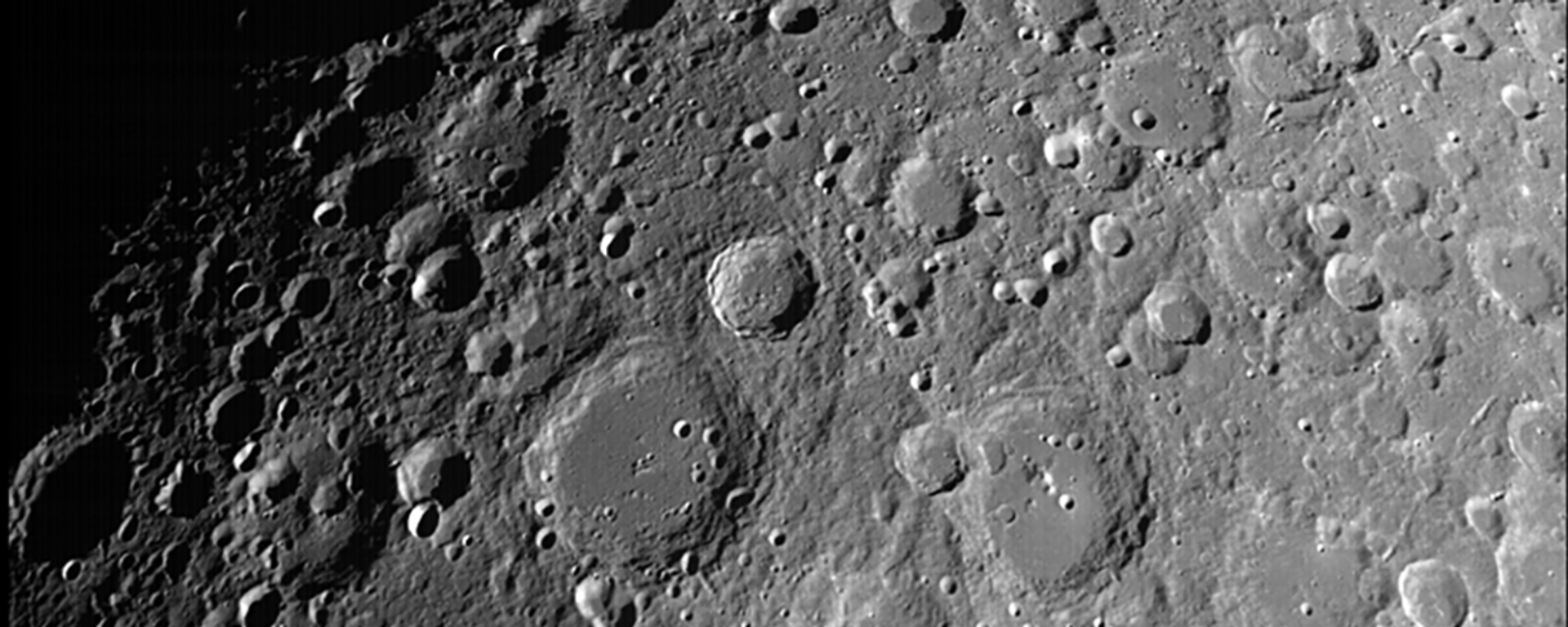 Фотография поверхности Луны, сделанные аппаратом Чандраян-2 с высоты примерно 4375 километров - اسپوتنیک ایران  , 1920, 29.08.2023