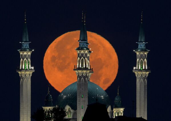 نمایی از ماه در پشت مسجد &quot;کول شریف&quot; کازان - اسپوتنیک ایران  