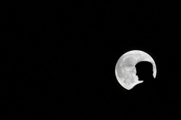 &quot;سوپرماه آبی&quot;، دومین ماه کامل ماه، در 30 اوت 2023 بر روی مجسمه ای در پاریس طلوع می کند. (عکس از استفانو رلاندینی / خبرگزاری فرانسه) - اسپوتنیک ایران  