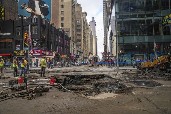 کارمندان تاسیسات، تعمیر یک لوله آب 127 ساله را در زیر میدان تایمز نیویورک  پس از آن که در ساعت 3 بامداد در زیر خیابان 40 و خیابان هفتم ترکید و خیابان ها و متروها را آب گرفت، آغاز کردند. سه شنبه 29 اوت  2023 - اسپوتنیک ایران  
