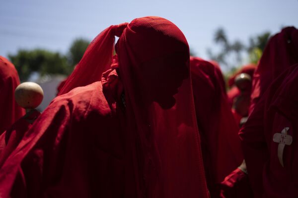 مردی ملبس به لباس شیطان از برادری یار در طول یک گردهمایی ملی در نایگواتا، ونزوئلا  می رقصد. 26 اوت 2023آیین رقصان شیاطین یک جشن سنتی کورپوس کریستی است که نماد پیروزی خیر بر شر است. - اسپوتنیک ایران  