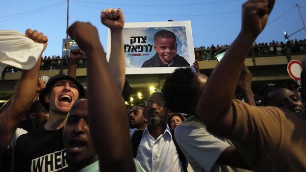 Члены эфиопской еврейской общины во время марша в Тель-Авиве в знак протеста против того, как власти отреагировали на смерть 4-летнего Рафаэля Аданы, который был убит в результате автомобильного наезда - اسپوتنیک ایران  