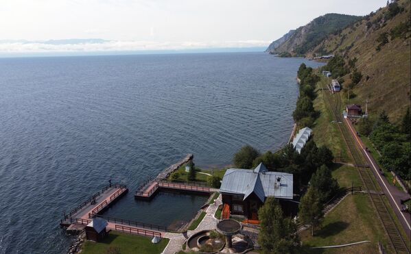 ایستگاه "شاریژالگی" از مسیر راه آهن کمربندی ریلی بایکال در بخش راه آهن شرق سیبری. این قسمت از مسیر کمربندی ریلی در امتداد ساحل دریاچه بایکال در امتداد فلات اولخینسکی  می گذرد. این یک مسیر ریلی منحصر به فرد مهندسی است. - اسپوتنیک ایران  