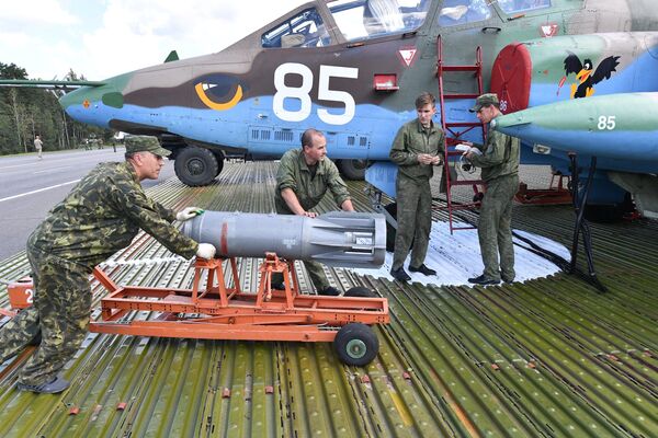 نصب مهمات بر روی جنگنده سو-25  نیروی هوایی بلاروس در تمرین فرود در فرودگاه در منطقه برست توسط هوانوردی نظامی بلاروس. - اسپوتنیک ایران  