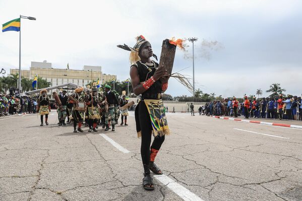 نمایندگان قوم پیگمی لحظاتی قبل از شروع رژه نظامی به افتخار ژنرال بریس اولیگوی نگوئما که به عنوان رئیس جمهور موقت گابن انتخاب شد. لیبرویل. - اسپوتنیک ایران  