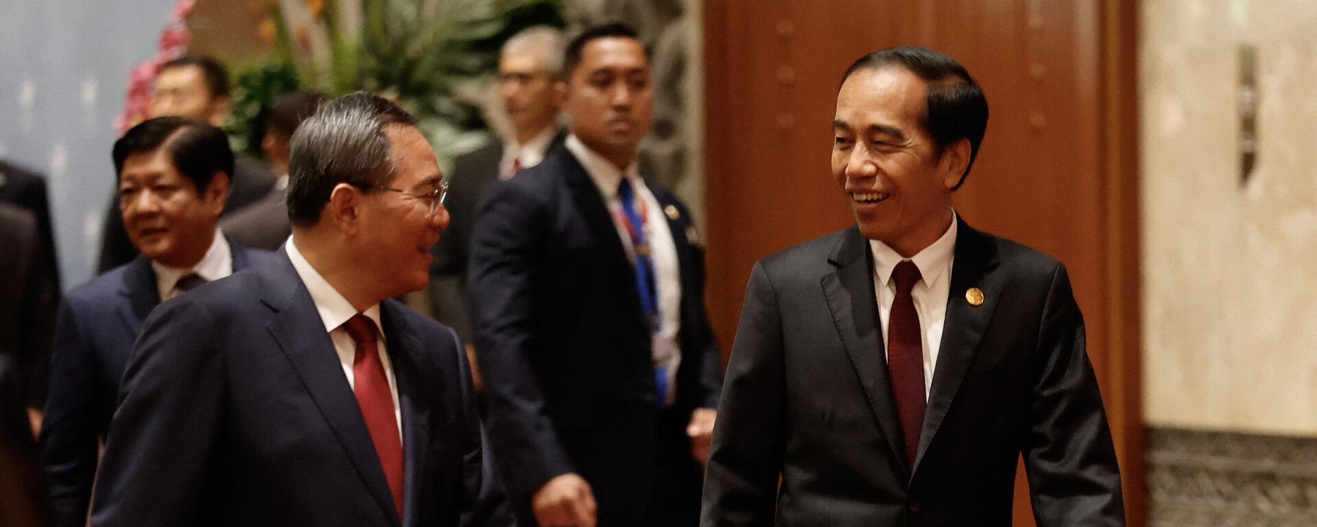 Премьер Государственного совета Китая Ли Цян и президент Индонезии Джоко Видодо на саммите АСЕАН-Китай в Джакарте  - اسپوتنیک ایران  , 1920, 06.09.2023