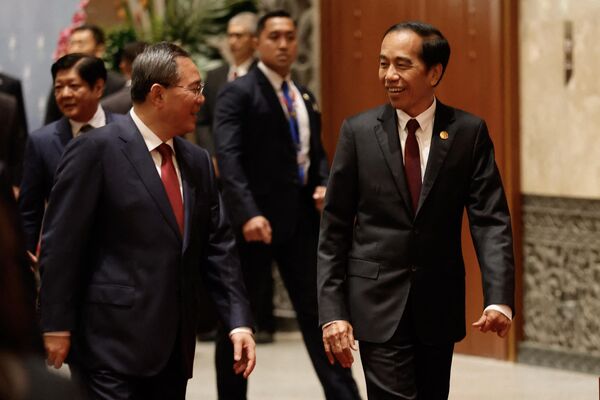 لی کیانگ، نخست‌وزیر چین و جوکو ویدودو، رئیس‌جمهور اندونزی، قبل از اجلاس سران آسه‌آن-چین در جاکارتا در 6 سپتامبر 2023  - اسپوتنیک ایران  