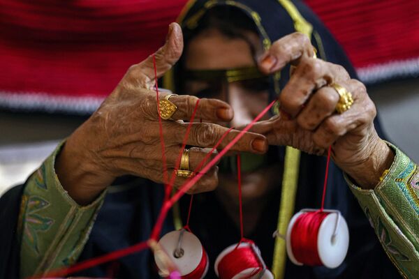 زنی در نمایشگاه بین المللی شکار و سوارکاری ابوظبی بافتنی می کند. 4 سپتامبر 2023 - اسپوتنیک ایران  