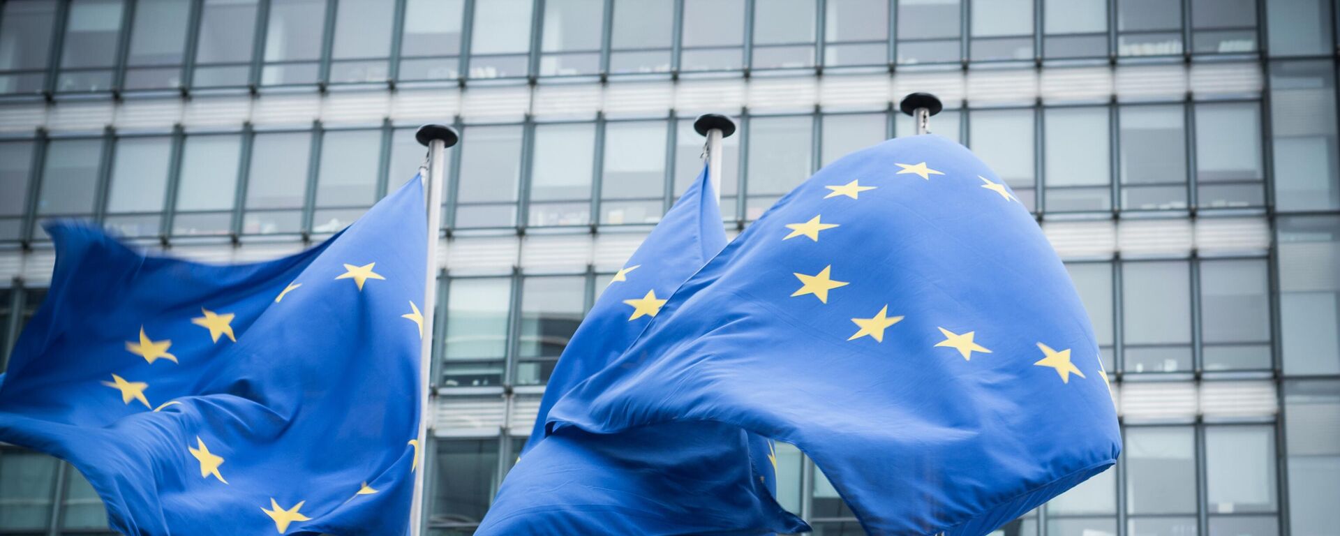 Европейские флаги перед штаб-квартирой Европейской комиссии в Брюсселе, Бельгия - اسپوتنیک ایران  , 1920, 07.09.2023