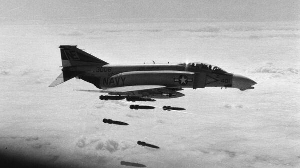 Самолет McDonnell F-4B-26-MC Phantom II ВМС США сбрасывает бомбы на артиллерийскую позицию к северу от демилитаризованной зоны во Вьетнаме, февраль 1968 года - اسپوتنیک ایران  