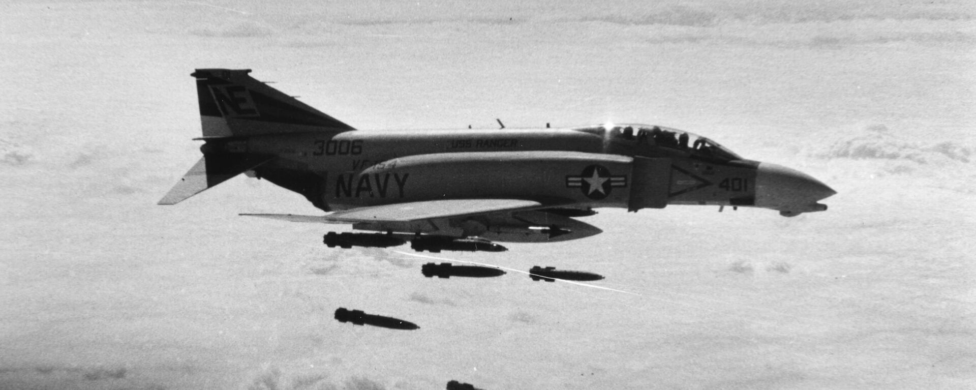 Самолет McDonnell F-4B-26-MC Phantom II ВМС США сбрасывает бомбы на артиллерийскую позицию к северу от демилитаризованной зоны во Вьетнаме, февраль 1968 года - اسپوتنیک ایران  , 1920, 08.09.2023