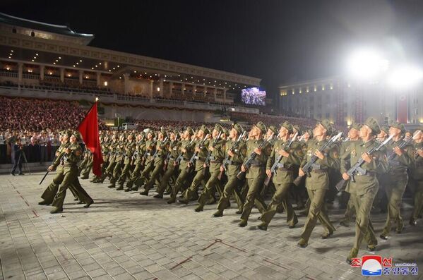 به مناسبت هفتاد و پنجمین سالگرد تأسیس کره شمالی، رژه بزرگی در این کشور برگزار شد. کیم جونگ اون، رهبر کره شمالی به همراه دخترش کیم جو آئه در این رژه شرکت کرد. - اسپوتنیک ایران  