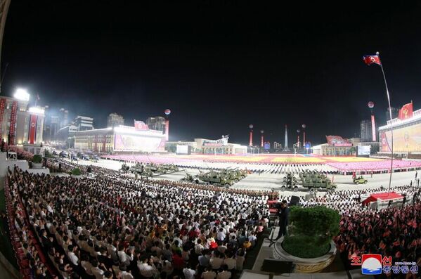 به مناسبت هفتاد و پنجمین سالگرد تأسیس کره شمالی، رژه بزرگی در این کشور برگزار شد. کیم جونگ اون، رهبر کره شمالی به همراه دخترش کیم جو آئه در این رژه شرکت کرد. - اسپوتنیک ایران  