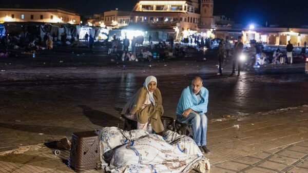 Жители Марракеша со своими вещами сидят на площади после мощного землетрясения - اسپوتنیک ایران  