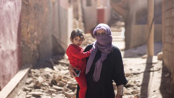 Женщина и ее дочь стоят возле своего дома после землетрясения в деревне Мулай Брахим, Марокко - اسپوتنیک ایران  