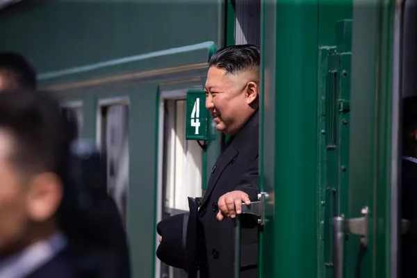 Председатель Госсовета Корейской Народно-Демократической Республики Ким Чен Ын на железнодорожном вокзале Владивосток Председатель Госсовета Корейской Народно-Демократической Республики Ким Чен Ын на железнодорожном вокзале Владивосток