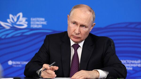 ولادیمیر پوتین رئیس جمهور روسیه در اجلاس اقتصادی شرق
 - اسپوتنیک ایران  