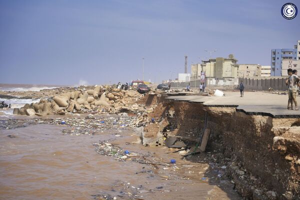 در این عکس ارائه شده توسط دولت لیبی، یک جاده ساحلی پس از سیل شدید در درنا، لیبی، در روز دوشنبه، 11 سپتامبر 2023 فرو ریخته است. طوفان مدیترانه ای دانیل باعث سیل ویرانگر در لیبی شد که سدها را شکست و کل محله ها را با خود برد و خانه ها را ویران کرد.  - اسپوتنیک ایران  