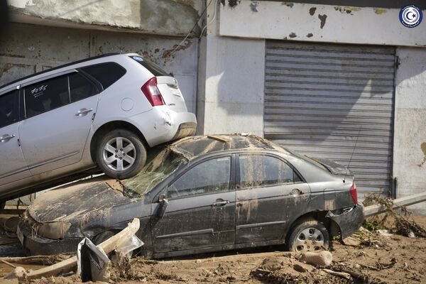 خودروها پس از سیل در درنا، لیبی، روی هم انباشته شده اند.  - اسپوتنیک ایران  