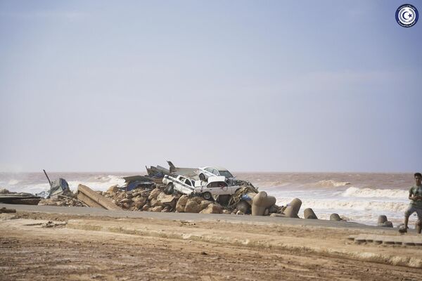 خودروها در روز دوشنبه، 11 سپتامبر 2023، در ساحل دریا در درنا، لیبی، انباشته شده اند. - اسپوتنیک ایران  