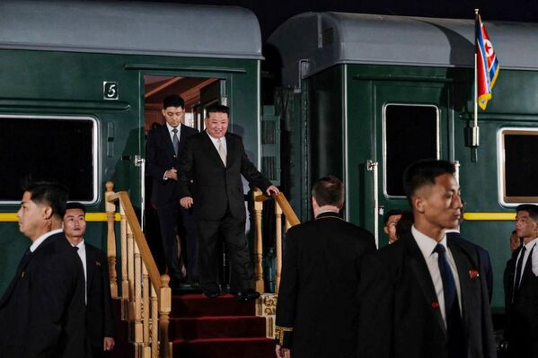 رهبر کره شمالی کیم جونگ اون قطار خود را در ایستگاه خاسان در منطقه پریمورسکی ترک می کند.  - اسپوتنیک ایران  