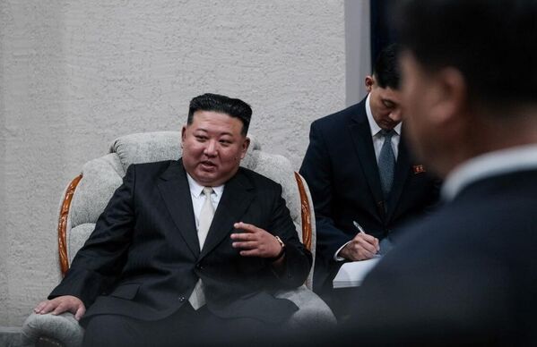 رهبر کره شمالی، کیم جونگ اون (سمت چپ) و رئیس وزارت منابع طبیعی و محیط زیست الکساندر کوزلوف (راست) در جریان نشستی در منطقه پریمورسکی. تصویر جزوه ای است که توسط شخص ثالث ارائه شده است. فقط استفاده از تحریریه ممنوعیت بایگانی، استفاده تجاری، کمپین تبلیغاتی. - اسپوتنیک ایران  