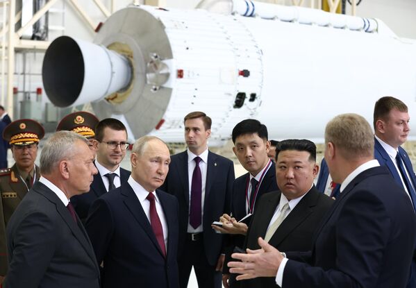 13 سپتامبر 2023، ولادیمیر پوتین رئیس جمهور روسیه و کیم جونگ اون رهبر کره شمالی در بازدید از پایگاه فضایی واستوچنی - اسپوتنیک ایران  