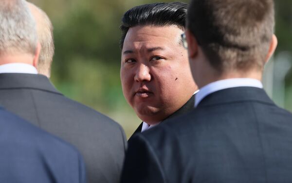 13 سپتامبر 2023، رهبر کره شمالی، کیم جونگ اون در پایگاه فضایی واستوچنی - اسپوتنیک ایران  