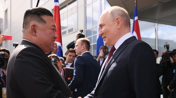 Президент РФ Владимир Путин и председатель Государственного совета КНДР Ким Чен Ын на космодроме Восточный - اسپوتنیک ایران  