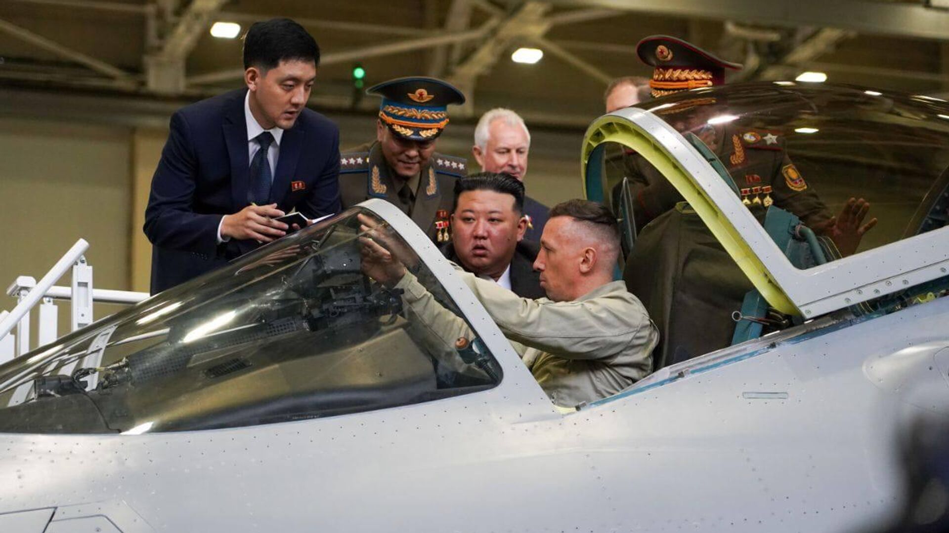 کیم جونگ اون رهبر کره شمالی از کارخانه های هواپیماسازی در کومسومولسک بر...