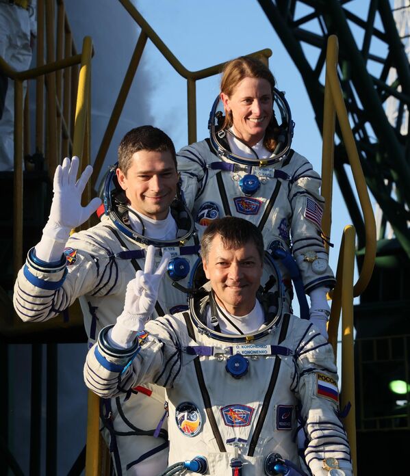 اعضای اصلی خدمه: لورال اوهارا، فضانورد ناسا، نیکلای چوب،  فضانورد روسکاسموس و اولگ کونوننکو، فضانورد روسکاسموس،  (از بالا به پایین) قبل از پرتاب فضاپیمای حمل و نقل سرنشین دار سایوز &quot;ام اس-24&quot;. - اسپوتنیک ایران  