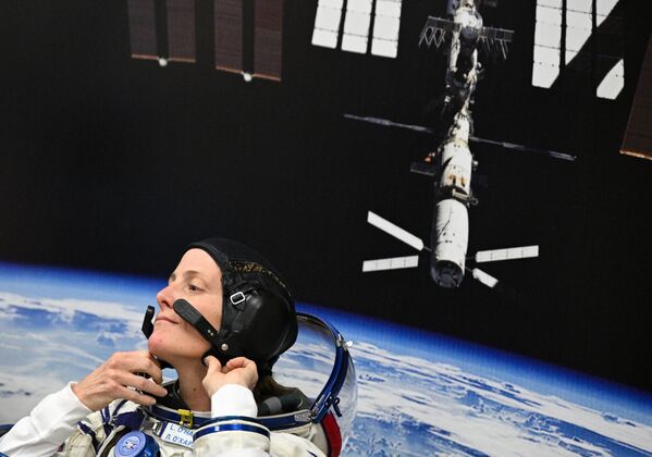 لورال اوهارا، فضانورد ناسا سفت بودن لباس‌های فضایی را قبل از پرتاب فضاپیمای سایوز &quot;ام اس-24&quot; در پایگاه فضایی بایکونور بررسی می‌کند. - اسپوتنیک ایران  